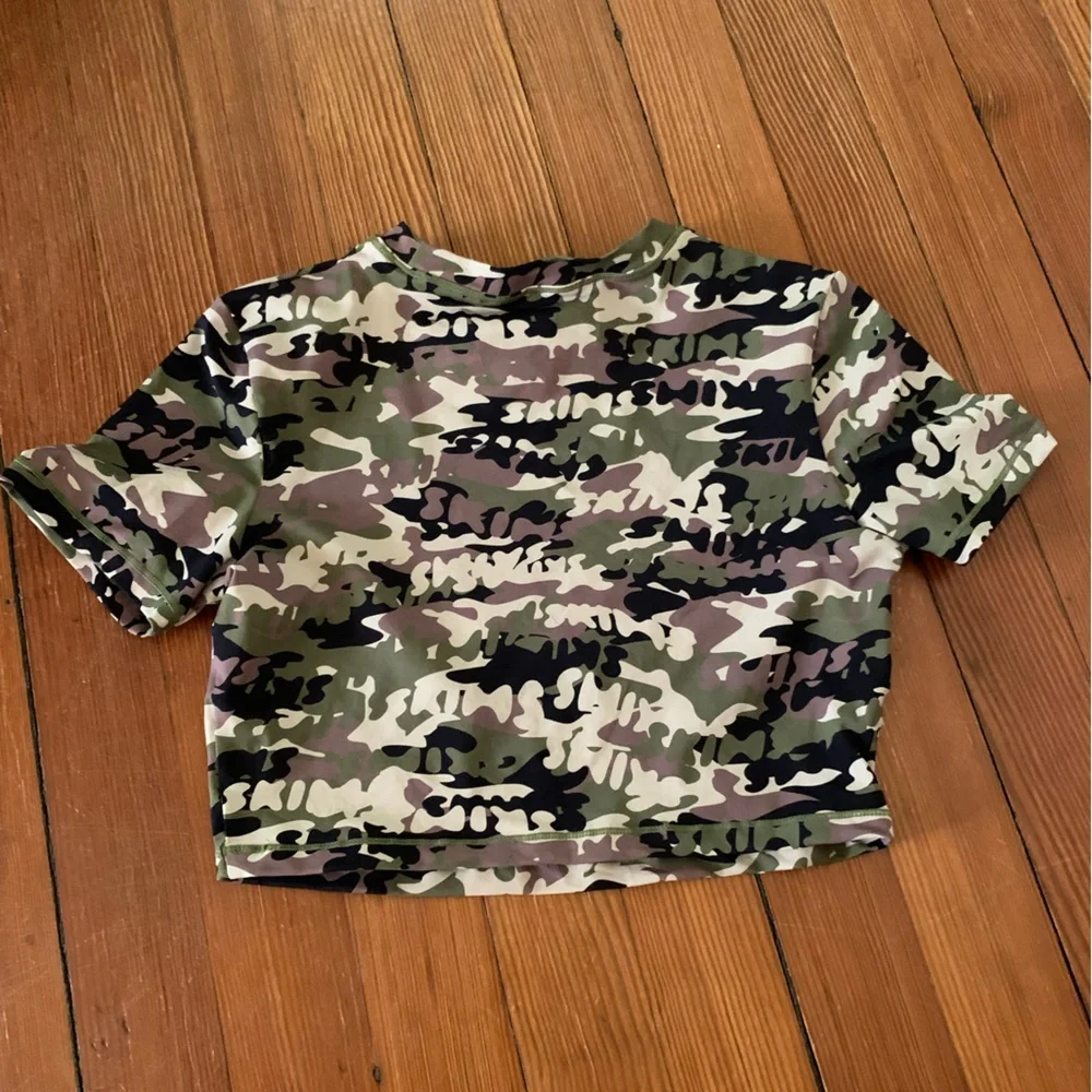 SKIMS Women’s Small Skims Logo Camo Print Cropped Tee